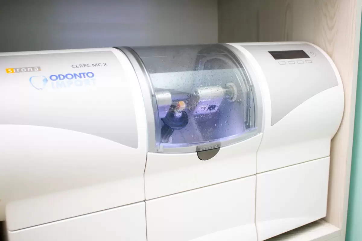 Sonrisa perfecta con implante dental